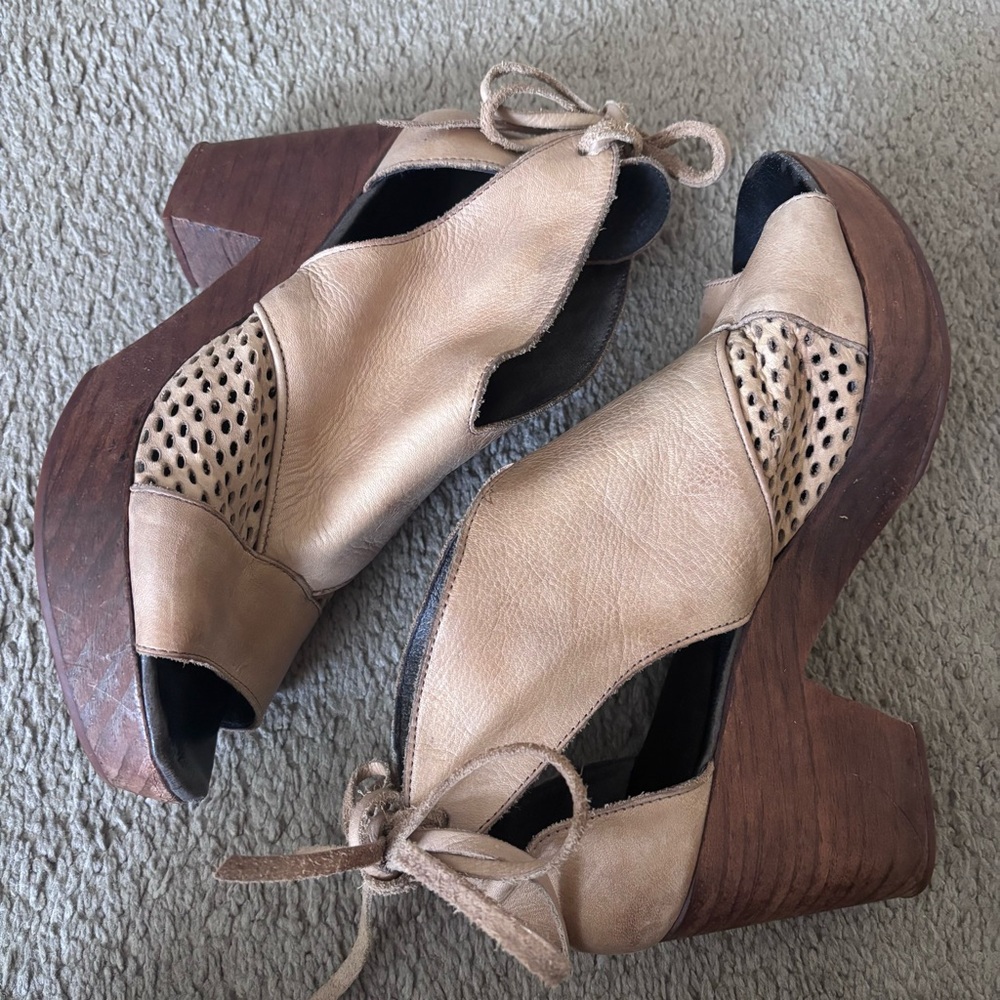 Free People Revolver Tan Leather wooden clog booties size 39/9